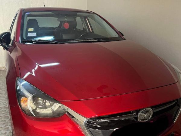 Mazda 2 rouge cerise