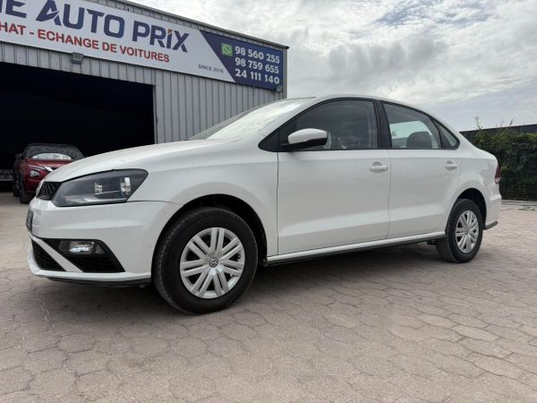 VOLKSWAGEN POLO SEDAN