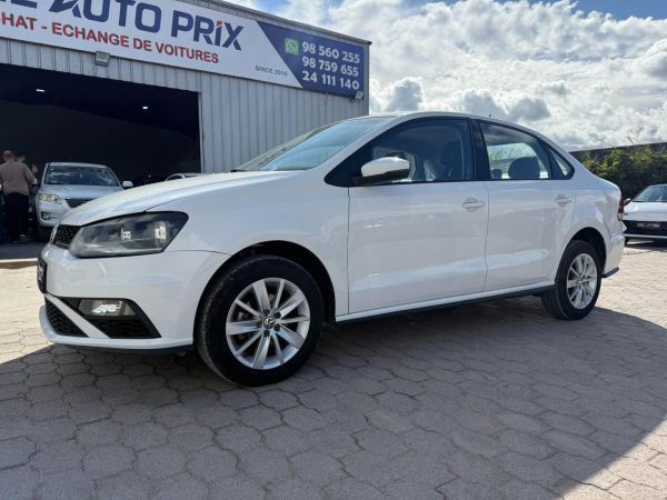 VOLKSWAGEN POLO SEDAN HIGHLINE